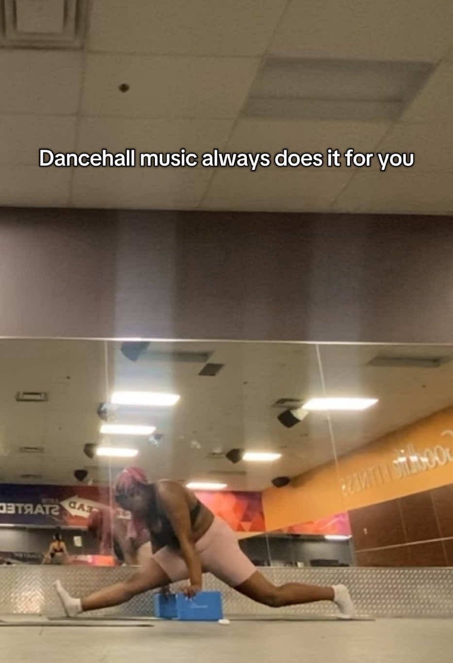 ✨Balanceeeee✨ definitely need to be able to split fully before the summer 🤸🏾‍♀️ #gymmotivation #GymTok #transformation #Fitness #girlsthatlift #gymgirlsoftiktok 