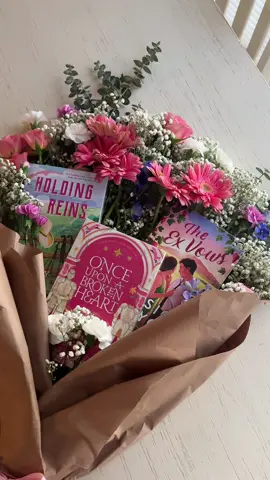 📖💐 perfect Valentine’s Day bouquet for the book lovers #bookbouquet #flowers #trending #fyp #BookTok #gift
