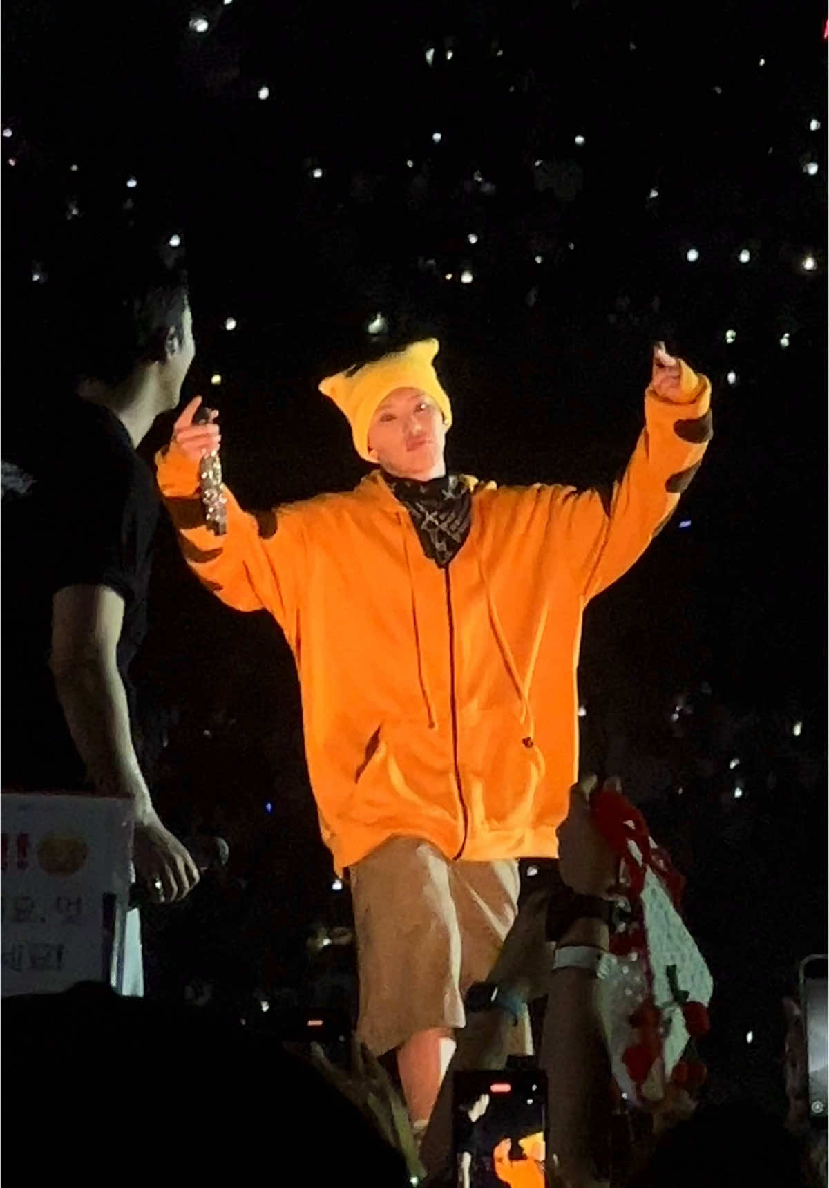 Replying to @✨ 𝒕𝒐𝒓𝒂𝒎 ✨ THIS IS THE RAW VIDEO. GUSTO KO TALAGA IFLEX FILO CARATDEUL CROWD! SOOOBRANG BIBO!!!🥹😭🩷🩵 namali ako. Di kasi ako nag uupload dito talaga masyado sa tt diko napansin na may sound pala yung nauna😭  #carat #seventeen #mingyu #hoshi #vernon #scoups #dk  @SEVENTEEN 🧎🏻‍♀️‍➡️💎