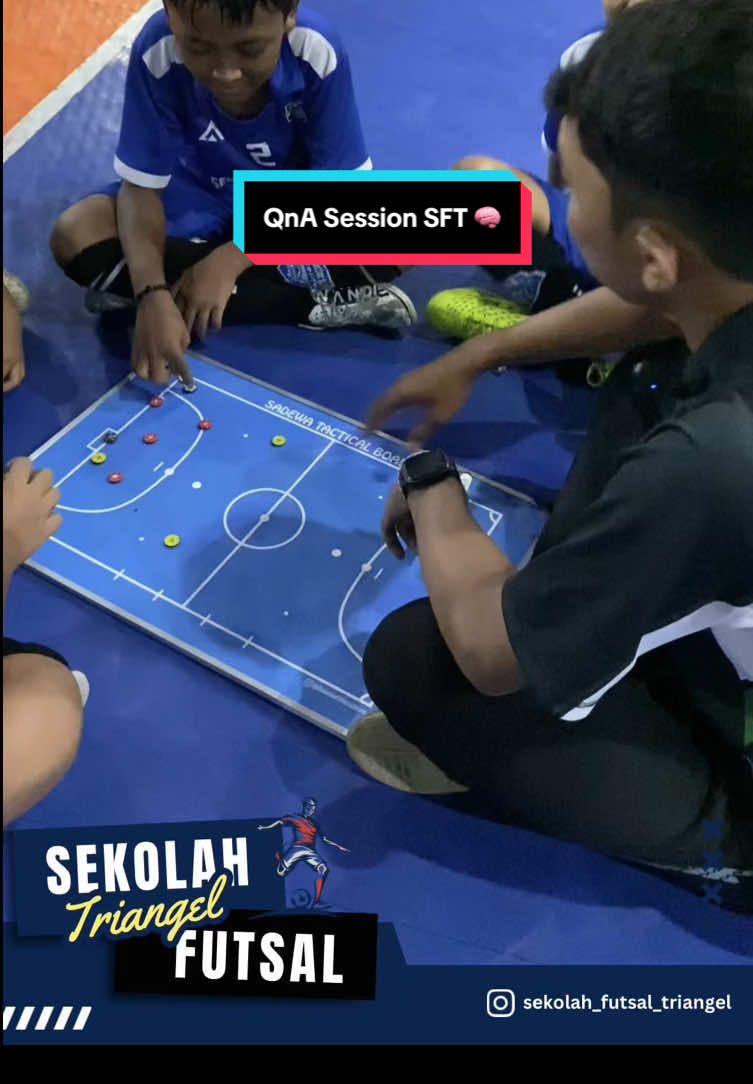 QnA Session siswa dan pelatih SFT KU 9 - KU 13 ✨ Tujuan ada nya QnA session , agar siswa lebih cepat memahami apa yang di kasih arahan pelatih untuk di praktekan ketika game situasi berjalan 👍🏻 #smallsteptoday#bigachievementtomorrow#jayajayaluarbiasa#vamos#sekolahfutsal#akademifutsal#anakfutsal#hobbyfutsal#futsalindonesia#futsaljawatimur#futsalsidoarjo#futsalsurabaya#fypfutsal#fyptiktok