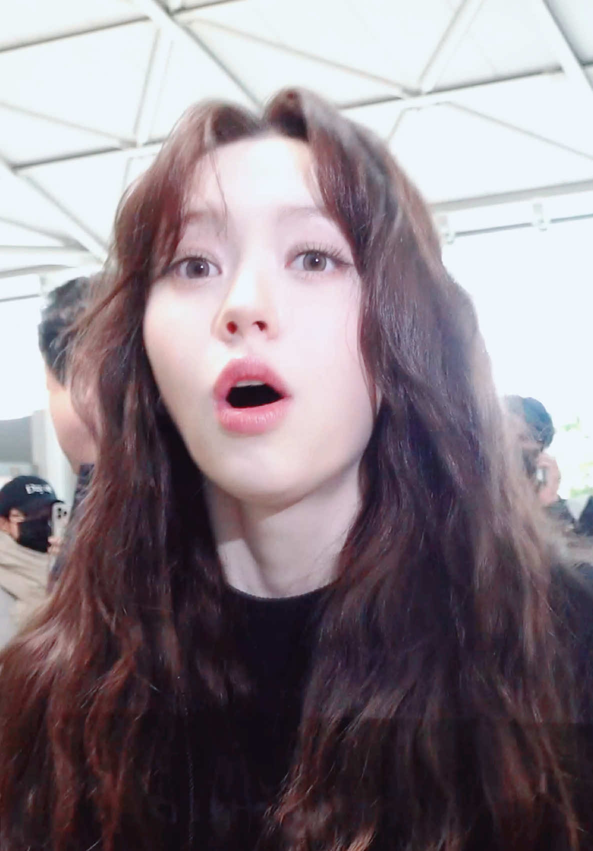 The reason she was congratulated? #피프티피프티 #문샤넬 #fiftyfifty #chanellemoon #디스패치 #dispatch #kpop #airport 