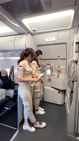 Sedang bersiap untuk membuka pintu pesawat!! #superairjet #pramugaricantik #pramugariviral 