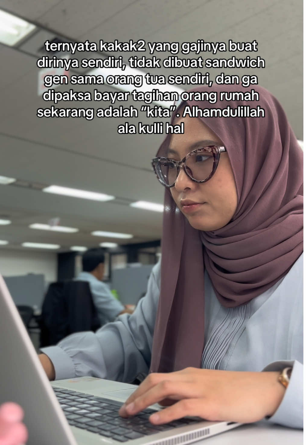 Alhamdulillah, walaupun ga dikasih duit bulanan lagi sama orang tua. setidaknya gaji itu utuh buat kita semuanya. ngasih ke orang tua seikhlasnya aja, ga ditagih dan ga dipaksa hehehe Masyaa Allah #budakcorporate #worklifestruggle #corporatelife #officelife 