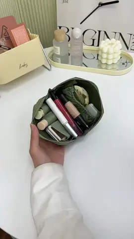 Tas kosmetik mini serbaguna. Wajib punya nih... #tas  #taswanita  #taskosmetik  #taskosmetiktravel  #taskosmetikmultifungsi  #taskosmetikalatmakeup  #bag  #bags  #womenbag  #tasmakeup  #tasmakeupmultifungsi  #tasmakeupsimple  #tasmakeuppraktis  #tasmakeupwanita  #tempatkosmetik  #makeuporganizer  #cuantanpabatas 