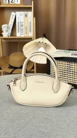 Tas simple ini ternyata multifungsi banget! 🔐👜 #MultiBag #OOTDPraktis #StylishBag #OOTDLovers #TasAjaib #rainsmore