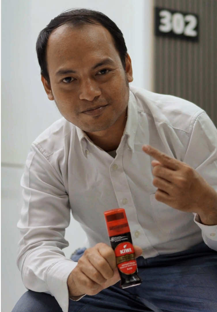 Gak perlu khawatir sepatu lama jadi kusam, cukup bersihin pakai KIWI dan lihat perbedaannya! Perlindungan dari kerusakan air bikin sepatu tetap awet dan terlihat baru! #KIWI #SepatuBersihKinclong #PerlindunganAir