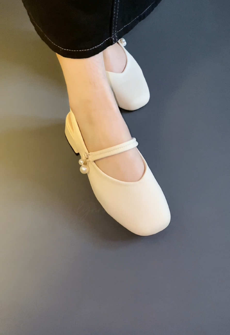Pantes rebutan,ternyata secakep ini sepatunya😭, yang mau gercep ya sebelum kehabisan size nya 🤍🎀 #sandalwanita #heels #fashion #sandalcantik #rekomendasi #viralvideotiktok #sandallebaran #trending #OOTD 