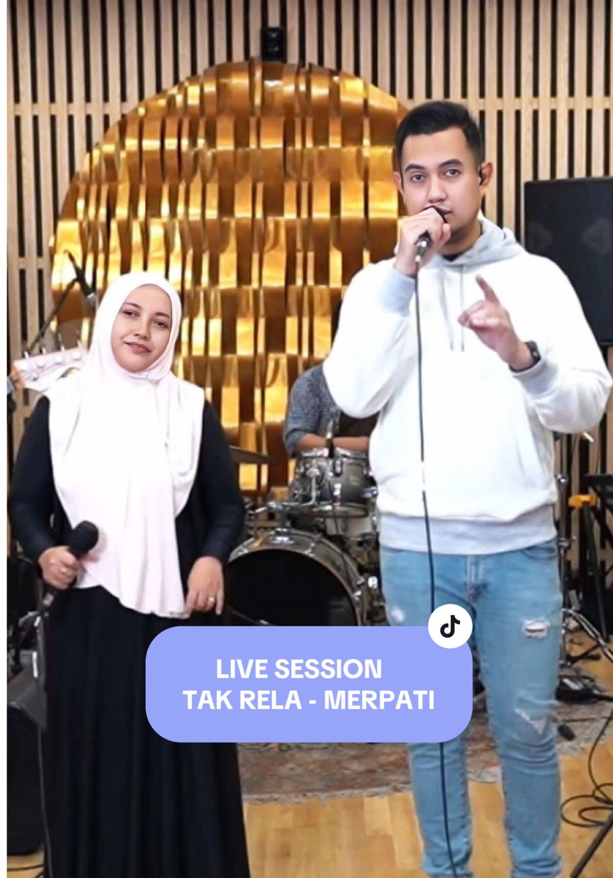 Halo, Sayap-Sayap Merpati! 🕊️ Kemaren ada yang nanyain Merpati Band Kapan ada live studio session nya? Ini yang di tunggu tunggu 🔥❤️ ✨ Sudah Tayang LIVE SESSION Merpati Band spesial bawain lagu “Tak Rela” yang pasti bikin hati kalian tersentuh. 🎶 Yuk, langsung gabung di channel YouTube Official Merpati Band dan rasakan keseruannya bareng kami! Jangan lupa support terus dengan subscribe, like, share, dan tinggalkan komentar terbaik kalian. 🎥 Klik di sini untuk nonton: https://youtu.be/r2jGKuMBQZs #MerpatiBand #TakRela #LiveSession #MusikIndonesia #LaguGalau #SayapSayapMerpati #nostalgia90an #LaguHits #NostalgiaMerpati #MusisiIndonesia @Andi Merpati @raniramdan910 @Ayuz Merpati @NAGASWARAOFFICIAL @Andi B03gil @Andri Winata @Goblin Valley @Bara 