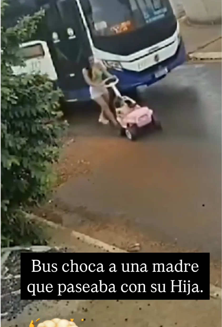 Esta joven madre resbaló en el asfalto mojado mientras era empujada por el autobús, evitando por suerte ser atropellada. El cochecito de su hija se volcó y patinó por la carretera, y los neumáticos del autobús no tocaron la cabeza de la pequeña por apenas unos centímetros. Tanto la madre como el niño quedaron conmocionados pero ilesos.  . . . . . . . . 🎥 Newsflare #autobús #mamá #madre #bebé #caída #seguro #cctv #miraquetevi