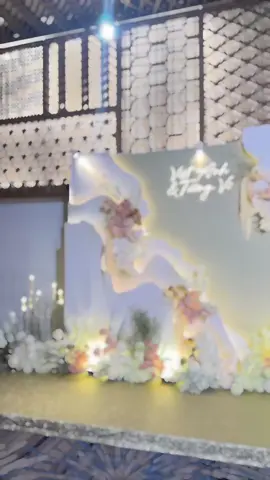 Backdrop nhà hàng #ellewedding #elleflorawedding #trangtritieccuoi #wedding #trangtrinhahangtieccuoi #trangtrigiatien 