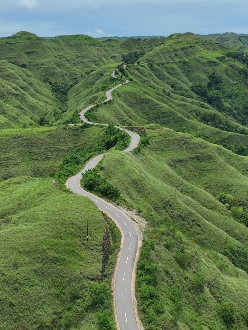 Salah satu jalan tercantik di Indonesia. 🥰 #indonesia #wonderfulindonesia #fypシ #sumba #sumbaisland #palindipiarakuku #piarakukuhills 