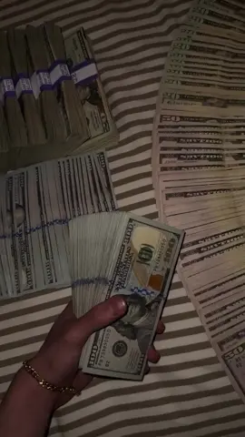 Still wondering how I got up to this point 💵 #money #bills #dollar #wealth #flex #rich #onlywlth #racks 