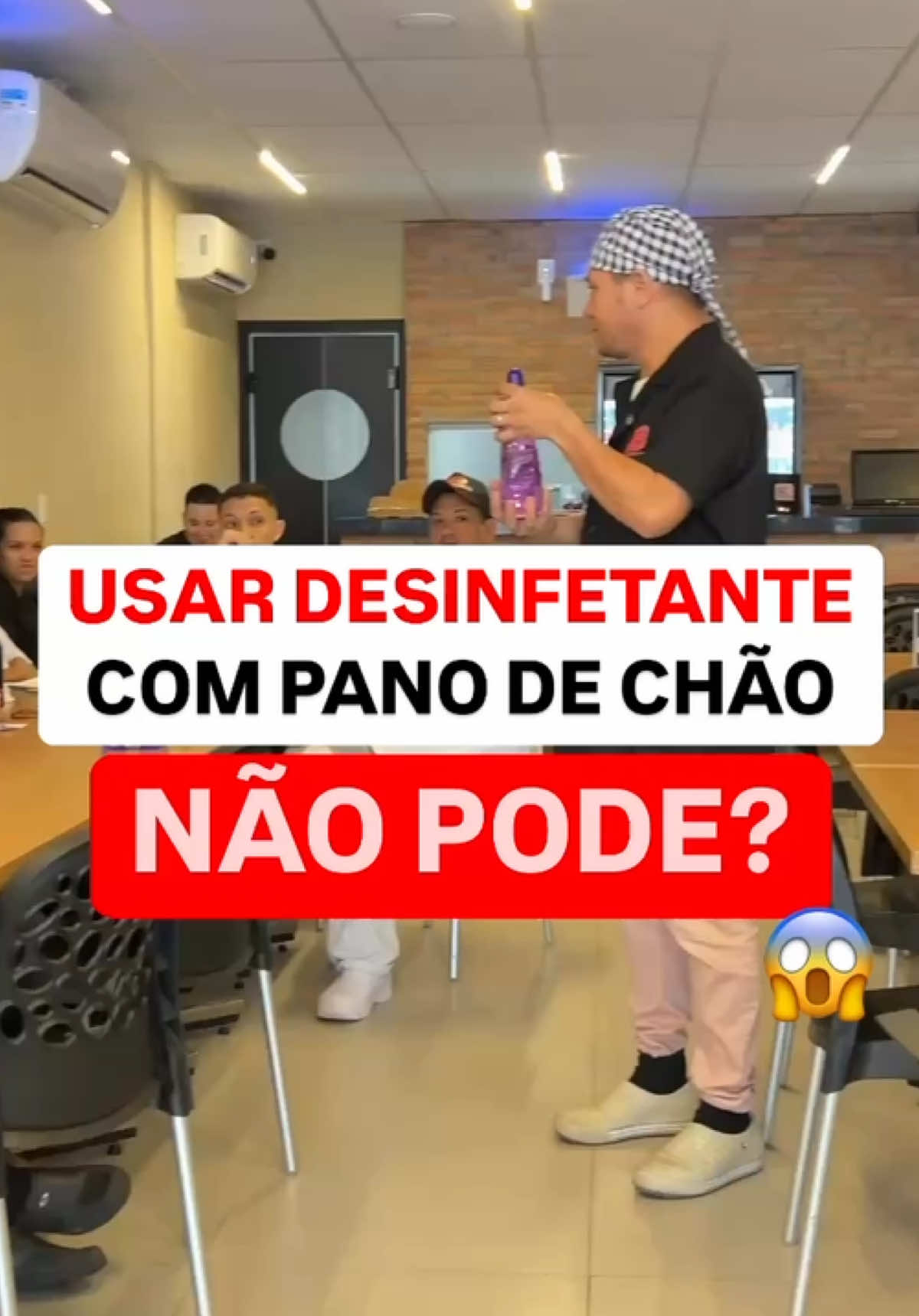Usar DESINFETANTE com pano de chão não pode?😱 🟥Esse procedimento é bem comum ver para quem trabalha com limpeza. É correto? Depende da forma que você usa! ⚠️É errado você mergulhar o pano sujo dentro do desinfetante. A guerra com as bactérias vai começar dentro do seu balde 😂 quando chegar na superfície, não vai ter mais eficácia na eliminação das bactérias.🦠  🛑Quer assistir a continuação desta capacitação? Basta comentar⤵️TREINAMENTO