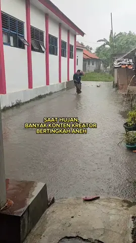fenomena content creator rada gila saat musim hujan#CapCut #ngakak #komedi 