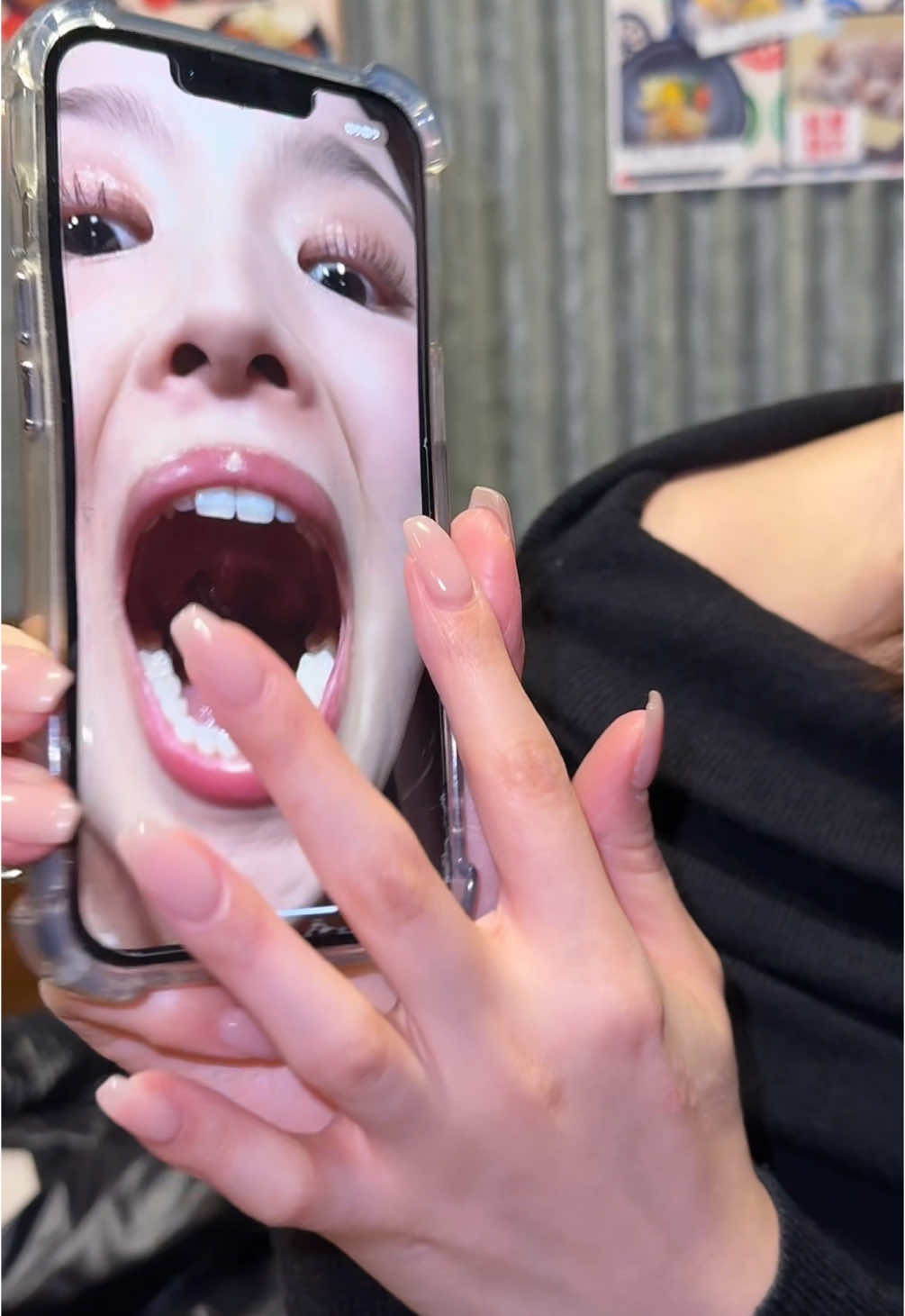 喉痛いからって撮るんほんまやめて。「見て見て、のどちんこ付いてるー！」ちゃうねん。#彼女 #のど自慢 