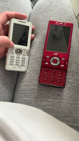 I‘m this old lol #phone #sony #sonyericsson #button #backintheday #phones #tb #oldschool #slidephone #nostalgia 