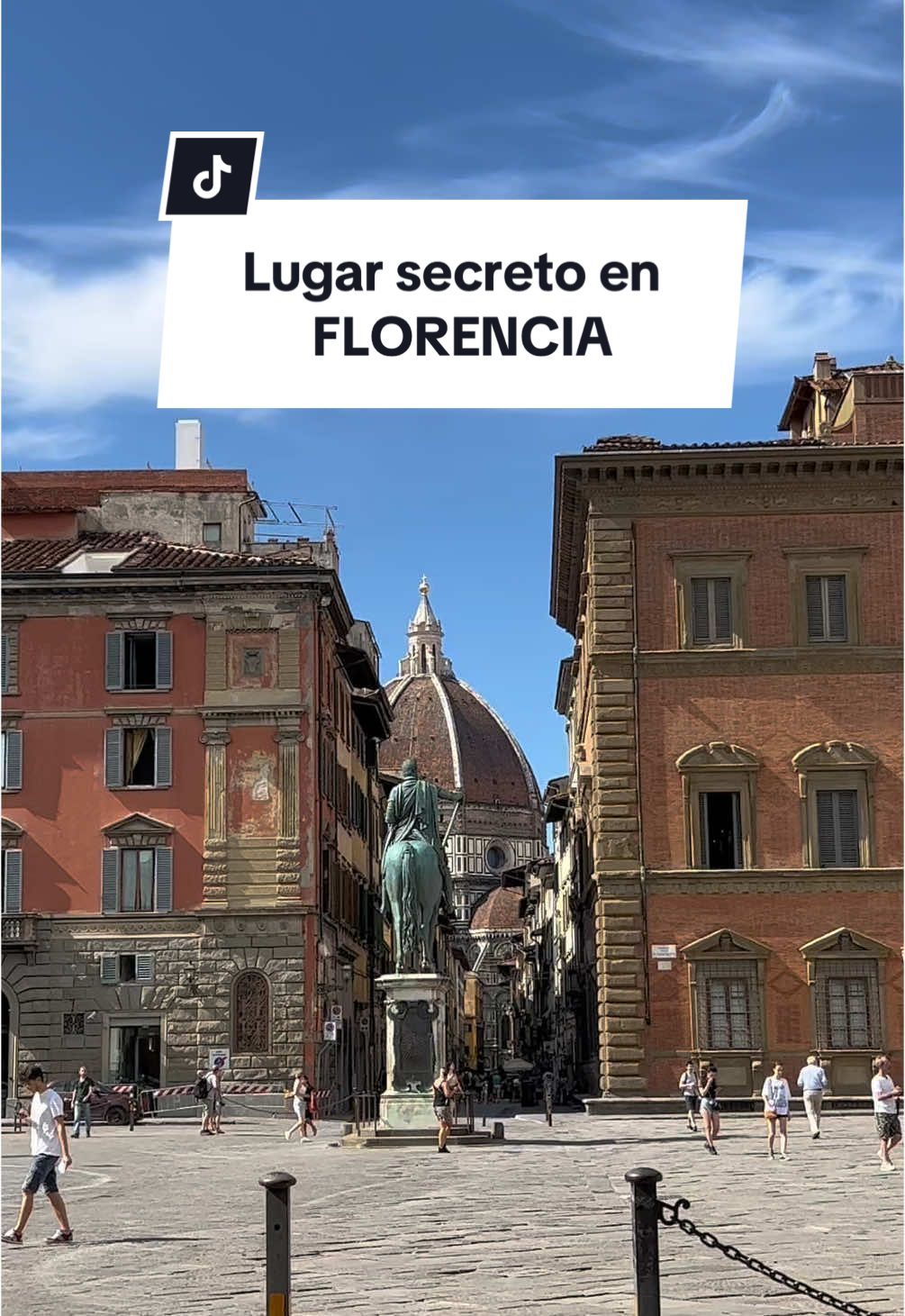 Lugar increíble que no puedes perderte si viajas a Florencia 🔐👇🏻 . Si viajas a Florencia no puedes perderte el Palazzo Medici Riccardi el edificio civil más representativo de la familia Medici los cuales vivieron aquí hasta que se mudaron al Palazzo Vecchio y lo vendieron a la familia Riccardi.  No puedes perderte la Capilla de los Reyes Magos una sala preciosa, una de las obras cumbres del arte florentino renacentista, pero la sala que te dejará sin palabras es la Galería de los espejos ahora llamada Galería de Luca Giordano, el inmenso techo abovedado fue pintado por el famoso artista napoletano entre 1682 y 1686, en el se representa una alegoría de la sabiduría divina en una larga serie de actos. 🔸Entrada 10 euros 💶. . . #florencia #firenzeitaly🇮🇹 #firenze #toscana #tuscany #tuscanyitaly #travel #traveltiktok #italy🇮🇹 #italia #secretos #consejos #trucos #viajar #travelbucketlist #itinerarytravel #viajarporelmundo 