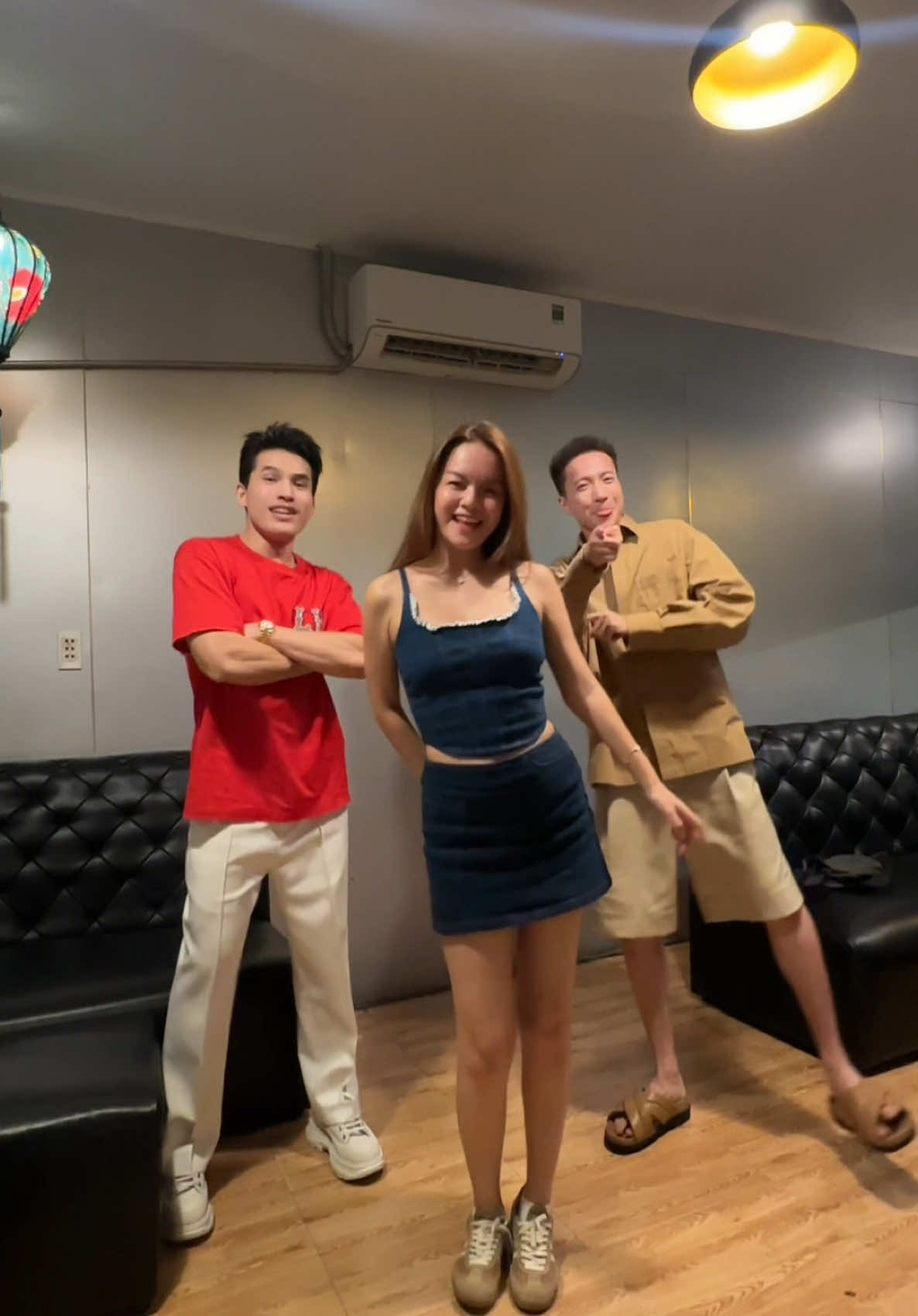 Đi ăn mà còn được hành nghề nữa... C @Phạm Quỳnh Anh ới @Quoc Thien @chithuyhoaki @Dustin ọp đờ gô #STSonThach #TetGoyCuoiLuong 