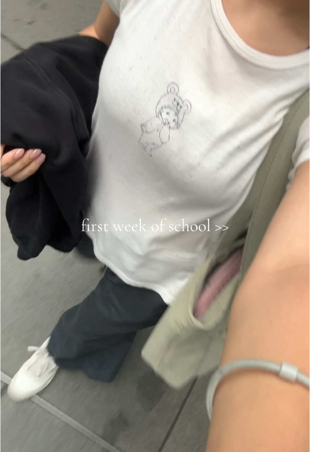 just trying out the angle🤳 anyw my closet needs desperate upgrading LOL😭🙏🏻  #fitcheck #walkingselfie #testingangles #university #unifits #firstweekofschool 