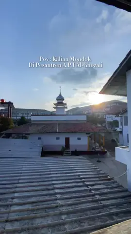 Suasana sore di Pondok Pesantren API Al-Ghozali Kumbung tampak begitu estetik. Langit yang berwarna jingga berpadu dengan aktivitas santri menggambarkan harmoni antara alam dan jiwa yang haus akan ilmu. Di tempat ini, setiap langkah santri adalah ikhtiar besar menuju ridha Ilahi. Sebagaimana maqolah ulama: من خرج في طلب العلم فهو في سبيل الله حتى يرجع “Barang siapa keluar untuk mencari ilmu, maka ia berada di jalan Allah hingga ia kembali.” #sore #estetik #santri #apialghozali #alghozali #kumbung #rajagaluh #majalengka