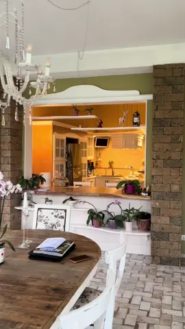 Zona giorno e cucina su misura realizzata interamente in legno 🌸🌺 #interiordesign#homedecore#designinspo#homestyling#furnituredesign#livingroomgoals#modernliving#italiandesign#decorlover#dreamhome#roomtransformation#housegoals#tiktokmademedoit#trendingnow#designtrends#foryou#naturalwood#neutralpalette#boldcolors#arredamento 