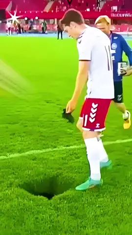 Players vs Pitch #football #Soccer 
