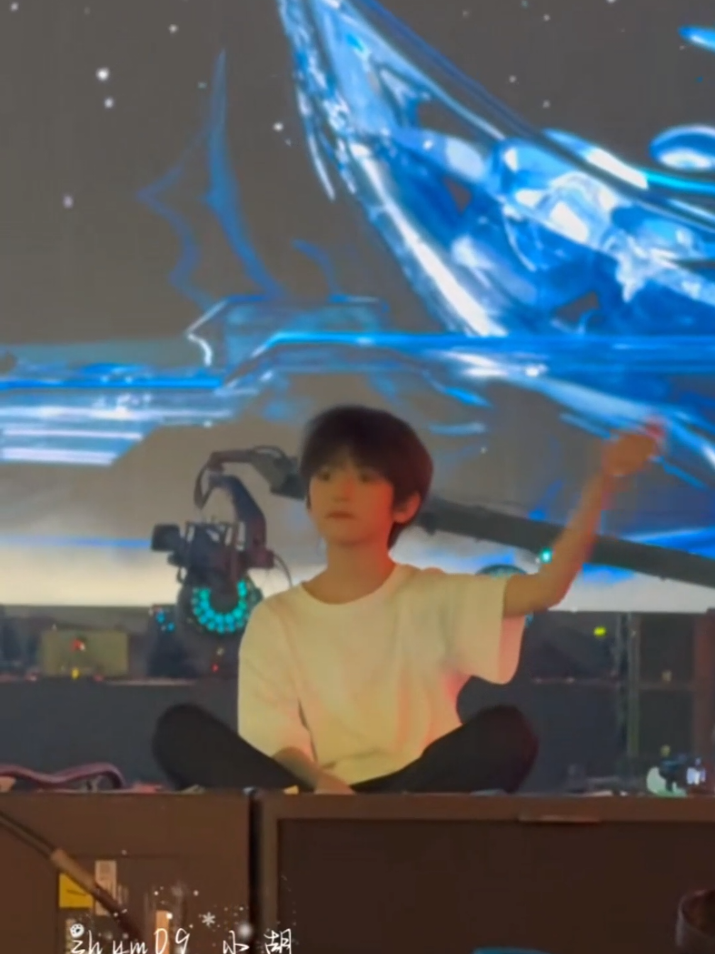 Tiểu Trí rất ngoan ngoãn ngồi xem các anh biểu diễn 🥰🥰. #trianham #trianham_zhienhan_智恩涵 #zhienhan #tffamily🇨🇳💫 #tfgiatocf4 #tfgiatoc #tffamily_4rd_generation ##tffamily #tfgiatoc #chenyiheng_陈奕恒 #concerttfgiatoc #xhuongtiktok #xh #xuhuong 