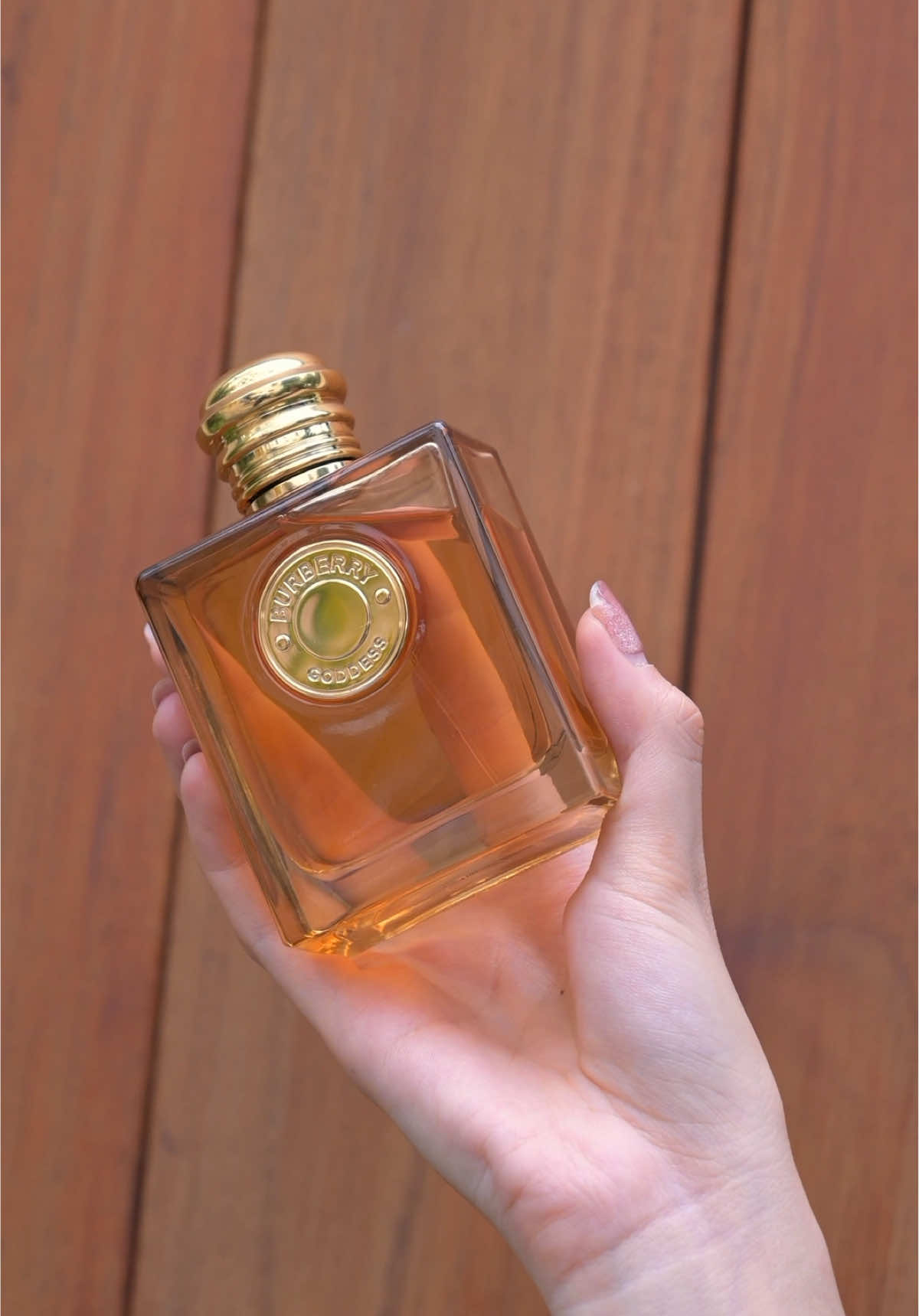 Một chút ấn tượng cho mỗi ngày thật chỉn chu   #BurberryBeauty #BurberryGoddess