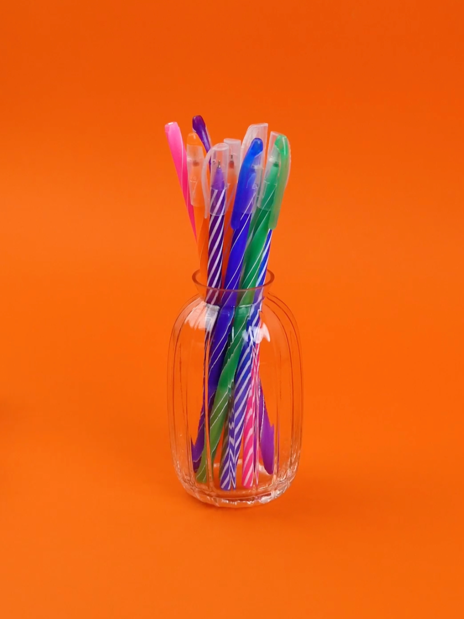 Escrever com estilo e diversão? Só com a Wow Fun! 😆💞 A Caneta Esferográfica mais divertida agora tem opções com ou sem aroma. 😍 São cinco cores vibrantes para colorir suas anotações, com ponta de 0.7 mm. #jocaroffice #caneta #canetaperfumada #materialescolar #voltaàsaulas #canetaesferográfica #canetacomcheirinho