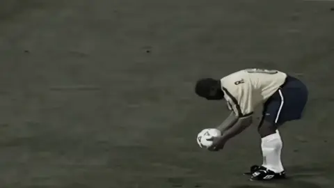 القاذفة البرازيلية ☝🏿🔥 #روبورتو_كارلوس #carlos #مدفع #صاروخ #كرة_قدم #video #bdtiktokofficial #fyp #تصاميم_فيديوهات🎵🎤🎬 #soccertiktok #goat🐐 #الافضل_في_التاريخ #explore #فولو #iraq #italy #brazil #funny #humor#greenscreen #dúo #standwithkashmir #anime #pourtoi 