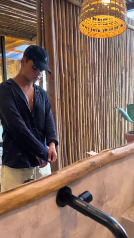 A cara do verão chegou! 🌊🌴 Nossa nova camisa de linho com gola padre, azul escuro, é fresquinha, confortável e cheia de estilo. Perfeita para enfrentar o calor com elegância. Não fique sem a sua! #modamasculina #portoseguro #estilomasculino #trancoso  #eunapolis #arraialdajuda 