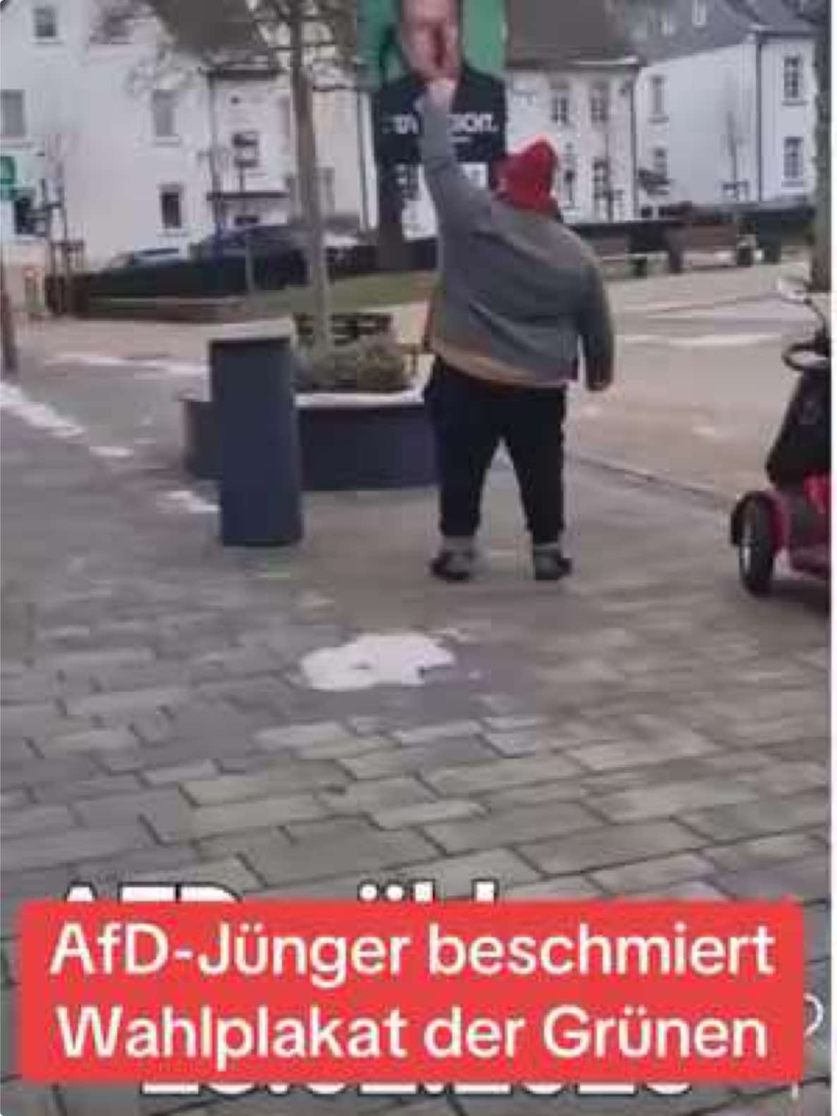Plakatschmierereien selber ins Netz gestellt  Jetzt entschuldigt sich der bekannte Attendorner Update „Es war eine Kurzschlussreaktion, ich war nicht mehr zurechnungsfähig. Es hatte sich so viel bei mir zusammengestaut“, bittet der 63-Jährige im Interview mit der Westfalenpost Kreis Olpe um Entschuldigung.  Und weiter berichtet die WP: Unmittelbar nach seiner Tat habe er auch Selbstanzeige erstattet. Er leide nicht nur unter schweren, gesundheitlichen Einschränkungen und nehme starke Medikamente, sondern stehe auch kurz vor der Privatinsolvenz, zudem belaste ihn ein Rechtsstreit mit seinem Vermieter. „Ich komme kaum noch über den Monat“, sagt Liess, will dies laut eigener Aussage aber nicht als Entschuldigung gelten lassen.  Gegenüber den Grünen hat sich Liess entschuldigt. Was Gregor Kaiser, Co-Vorsitzender der Grünen im Kreis Olpe, im WP-Gespräch aber am wenigsten verstehen könne: Der Mann setze sich für eine Partei ein, die er eigentlich ablehnen müsse. Die AfD stehe für Sozialkürzungen ein und würde daher auch unmittelbaren Einfluss auf das Leben des in Attendorn bekannten Mannes nehmen. Liess selbst wolle, so die WP, der AfD auch wieder den Rücken kehren und aus der Partei austreten. „Es tut mir so leid, ich schäme mich für das, was ich getan habe.“ Seine Entschuldigung gelte im Übrigen nicht nur den Grünen, sondern allen Attendorner Bürgern. Unser Bericht von Dienstag: ER wird der Erste sein, der durchs soziale Raster fällt, wenn die kleine Alize an die Macht kommt… Hat er aber noch nicht auf dem Schirm. Nach seinen Schmierereien und seiner Großschnauze ermittelt nun der Hagener Staatsschutz. Passiert ist das ganze übrigens in Attendorn, und der Schmierfink hat das Video selber ins Netz gestellt. #attendorn #noafd #staatsschutz #dummgelaufen #fckafd