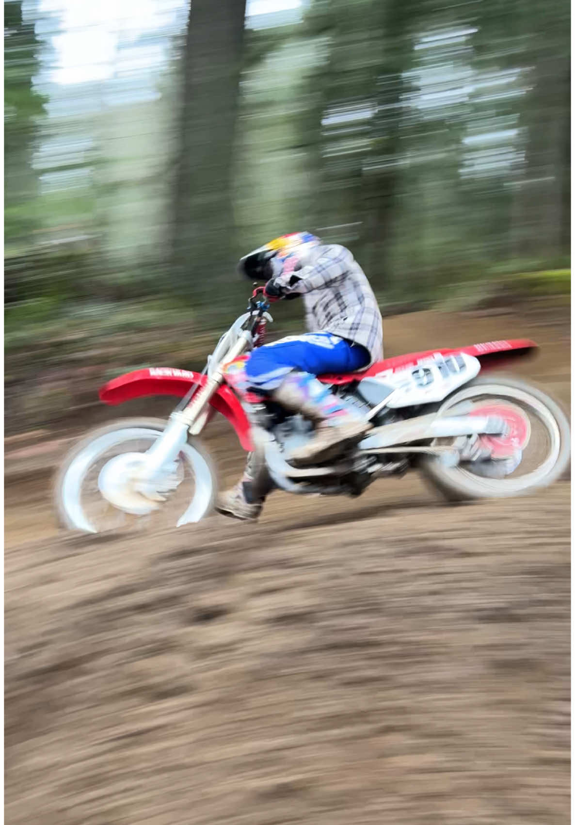 Stretching the throttle cables on this 2000 CR250R around Community Motocross 🔥 Rate the sound 1-10. @Red Bull Motorsports @Red Bull @MotoSport.com #CR250 #CR250R #honda 
