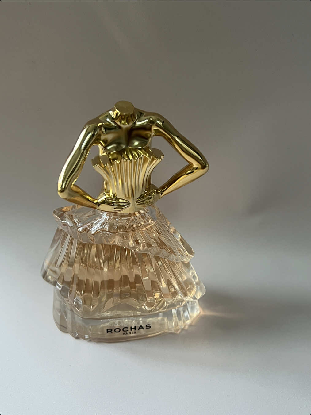 Mon petit nouveau 🤍✨ [ Audace, @Rochas Paris ] Élégance, féminité, gourmandise et audace au Rdv, un parfum comme j’aime, avec une vraie signature. #test #avis #rochas #rochasparfum #rochasaudace #aviquali @Aviquali 