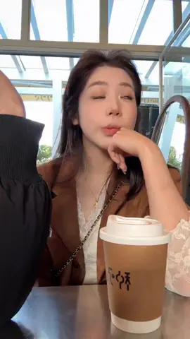 擦邊男...😏 #funnyvideos #cutegirl #fyp #fypシ #fypage #chinese #cute #couple 