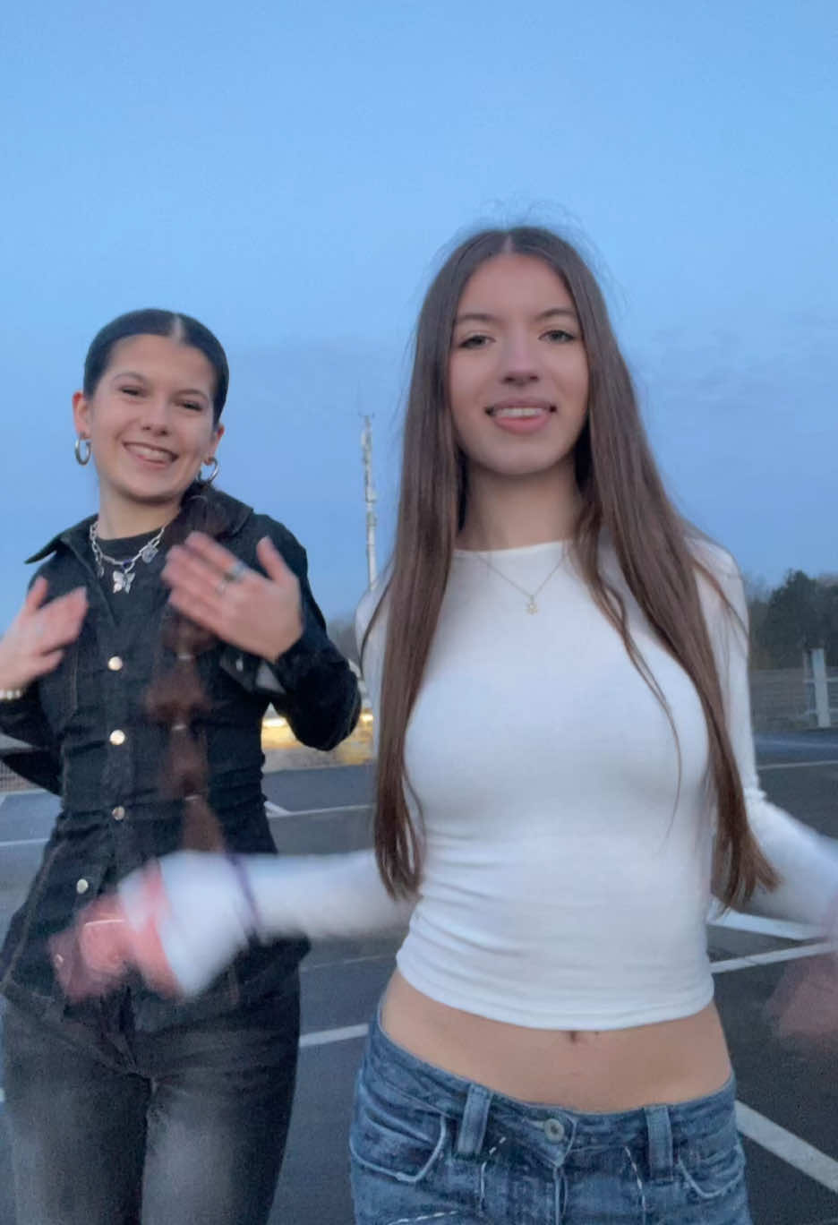 with my twinnie @𝙵𝚒𝚗𝚒𝚊 💞 || dc: ?? #dance #dancer #dancing #dc #dlaciebie #fy #foryou #viral #fyp #viralll #parati #viralvideos #fyy #foryouu #newdance #dancechallenge #friends #straighthair #blowthisup #outfit #duo #maluma #spanish #spanishsongs #infantasofia #lookalike 