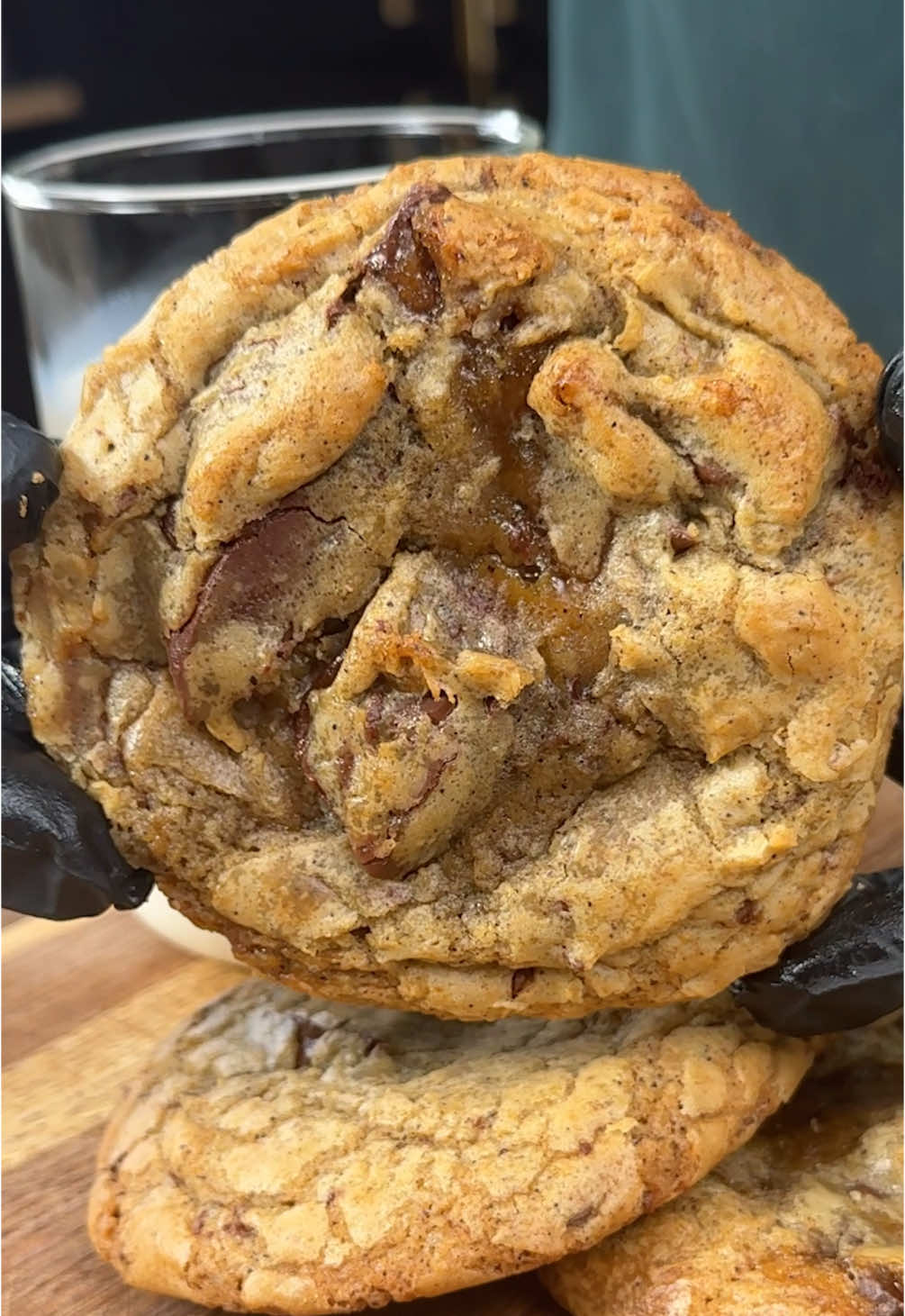 3 Levels Of Cookies 🍪 Level 1 :  - 35gr de beurre mou - 35gr de cassonade - 1/2 cac de vanille - 2 cas d’oeuf battu - 100gr de farine - 1gr de sel - 5 cas de pépites de chocolat Level 2 :  - 90gr de sucre blanc - 150gr de cassonade - 1cac de sel - 100gr de beurre mou - 1 oeuf - 1 cac de vanille - 250gr de farine - 1/2 cac bicarbonate - 14cl de lait - 140g de pépites de chocolat Level 3 :  Pour le caramel: - 90gr de beurre - 100gr de cassonade - 1cac de sel - Eau si besoin Pour la pâte à cookie: - 227gr de beurre - 150gr de sucre blanc - 250gr de  cassonade - 2cac poudre espresso - 2cac de sel - 1/2 cac de bicarbonate - 2 oeufs - 2cac de vanille - 350gr de farine - 170gr de chocolat en tablette 50% ou plus - Sel de mer feuilleté #cookies #food #Recipe