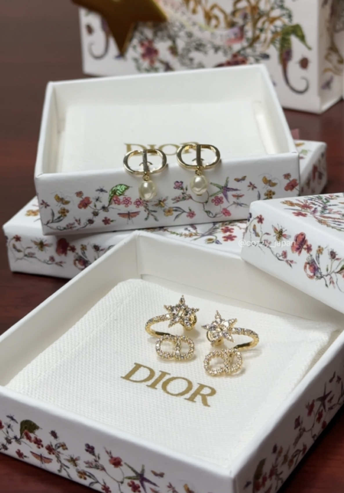ต่างหู Dior จากช็อปญี่ปุ่น 🇯🇵 ราคาน่ารัก อุปกรณ์ครบ ✨ สั่งพรีได้ทุกอย่างเลยค่ะ ทั้งต่างหู สร้อยคอ สร้อยข้อมือ แหวน รองเท้าและอื่น ๆ สามารถส่งรุ่นที่ชอบมาสอบถามราคาที่แอดมินได้เลยค่ะ ▫️ ส่ง Kerry ฟรี / ส่งแมสได้ค่ะ ▫️ นัดรับ สีลม / สยาม / เซนลาด ได้ค่ะ 💳 ยินดีรับบัตรเครดิต 📲 สอบถามและสั่งซื้อที่ Line @cozzyjapan (มี@) #PreorderbyCozzyJapan #DiorbyCozzyJapan