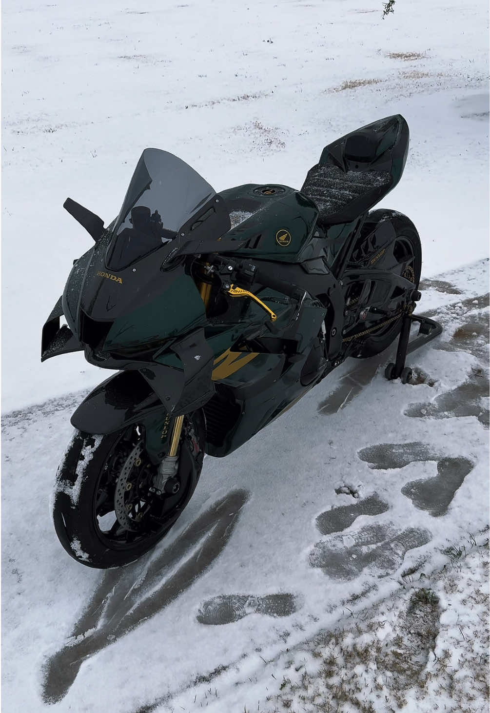 Blade in da snow❄️ • • #honda #hondaperformance #fireblade #hondafireblade #cbr1000rrr #trending #cbr1000rrfireblade #superbike #tiktok #honda #superbike #superbikesgram #trump #superbikegram #cbr #moto #2025 #motorcycle #motorcycles #bike #bikergram #motogram #ridergram #instamoto #sportsbike #1000cc #rrr