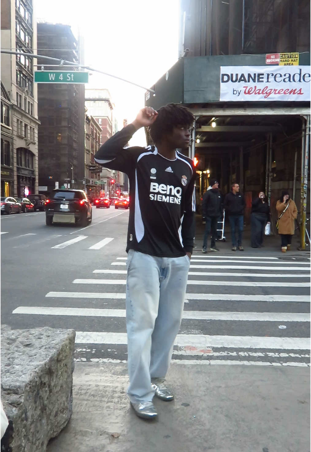 #fashion #fashiontiktok #nyc #newyorkcity #outfitsinspo #citylife #styleinspo #citylife #soccertiktok #soccerjersey #realmadrid #davidbeckham #davidbeckhamjersey #fyp #fypシ #nyctmike #streetwear #nycstreetstyle #baggyjeans 