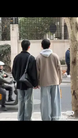 Viral topic trên xhs : Bạn chủ topic chia sẻ bức hình chụp được khi đứng đợi xe bus. Một chiếc ảnh đơn giản nhưng lại đẹp lạ thường, một hành động nho nhỏ mà khiến trái tim loạn nhịp 🥺 💖 #fyp #trending #viral #xuhuongtiktok #boyslove #đammỹ #blcouple #dammy #boysloveforever #traideptrungquoc #lgbt🌈 #thanhxuanvuontruong #douyin抖音 #realcouple 