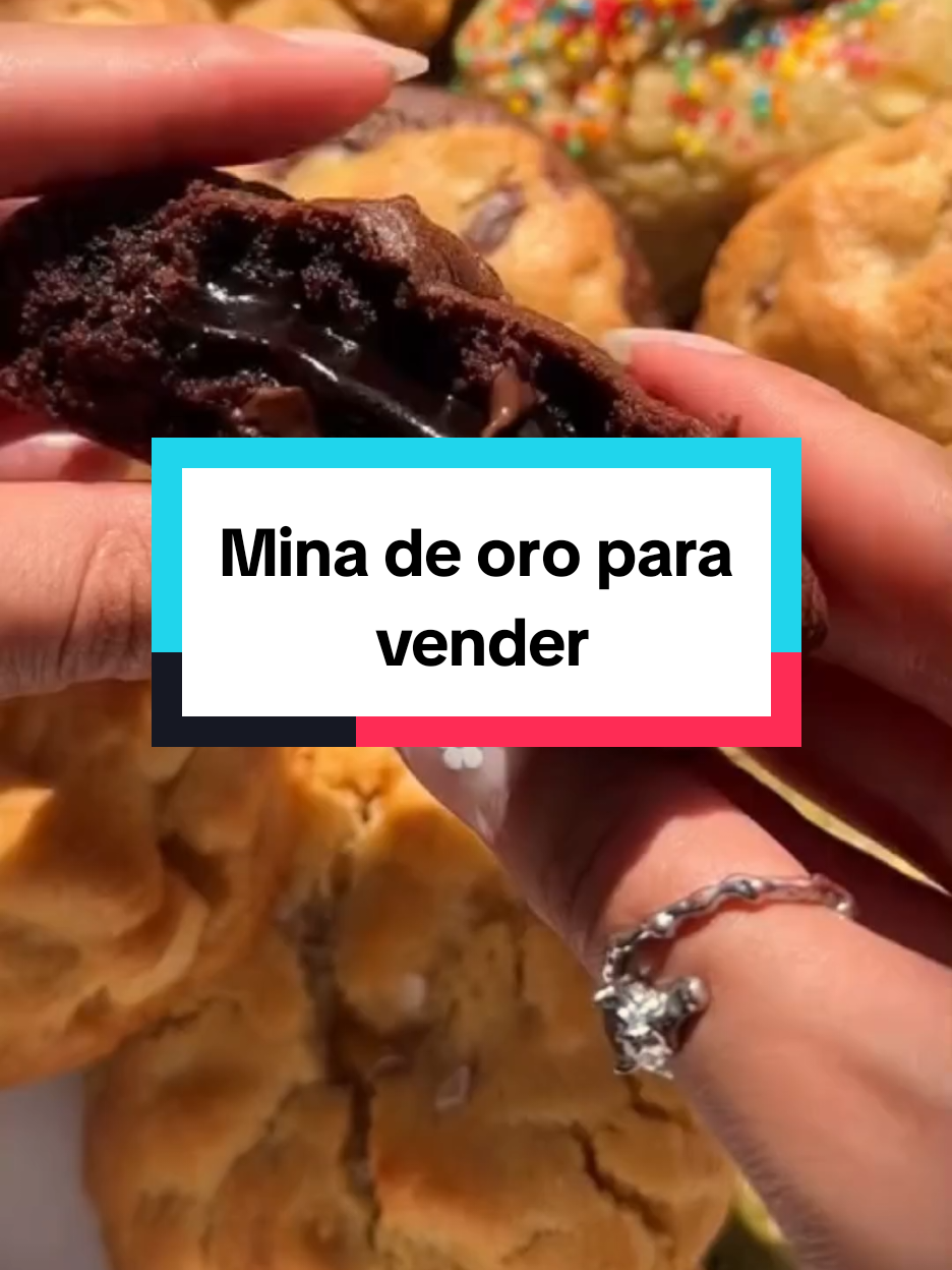 ¿List@ para aprender el secreto de las galletas estilo New York? 🍪✨ Estas delicias no solo son irresistibles, también pueden convertirse en tu próximo negocio desde casa. 💼👩‍🍳 🎥 Gracias a melbfoodieee por la inspiración para seguir compartiendo contenido delicioso. #GalletasEstiloNY #ReposteríaCreativa #NegocioDesdeCasa #RecetasFáciles #GalletasCaseras #AmantesDeLaRepostería #EmprenderDesdeCasa #RecetasVirales #CookiesLovers 