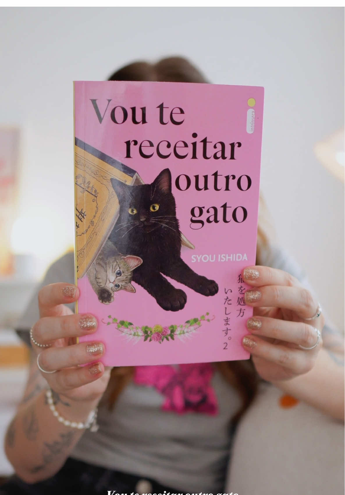 Mais um livro de healing fiction que conquistou meu coração. Eu já tinha adorado Vou te receitar um gato e a @Intrínseca trouxe essa sequência que está tão boa quanto a primeira. O livro Vou te receitar outro gato, já está disponível para compra e usando meu cupom: CAMIRECH10 (válido até dia 28/01/25) na Amazon vocês têm desconto!  #intrinseca #voutereceitarumgato #bookstagram #dicadelivro #japanbook #BookTok #healingfiction Publi