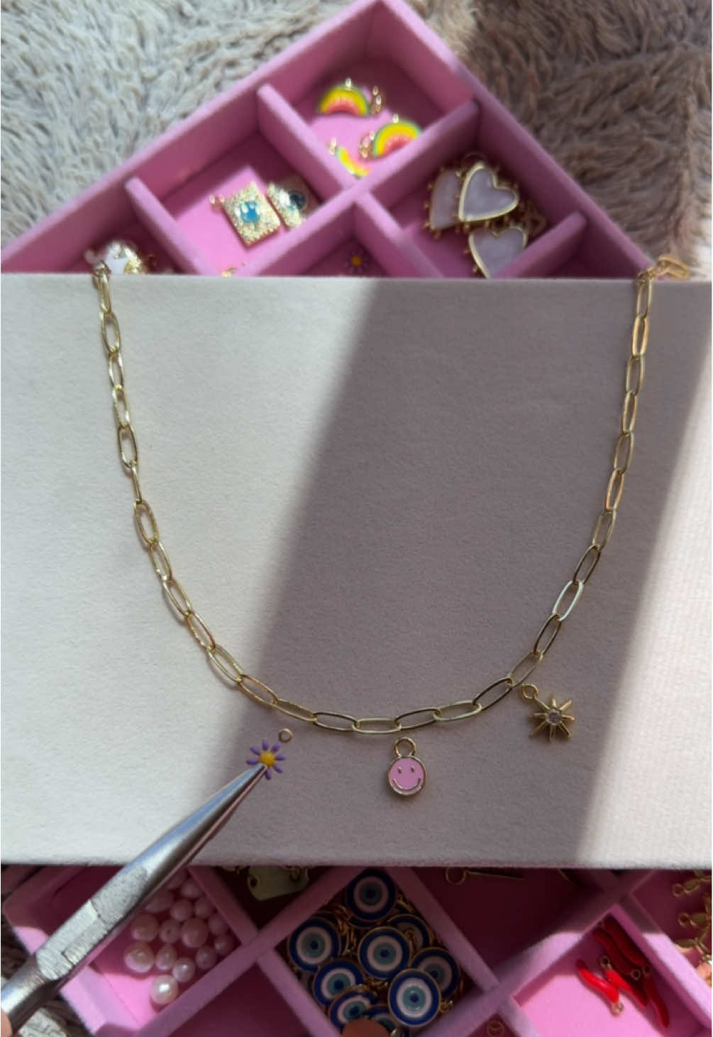 Amamos nuestro charm bar encantado 💗✨🛒 #makingjewelry #necklace #charmbar #jewerlybusiness #guatemala 