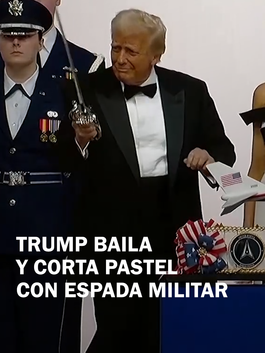 El nuevo presidente de Estados Unidos, Donald Trump, asistió al baile inaugural del Comandante en Jefe el lunes 20 de enero, en el que también disfrutó de un pastel “presidencial”. Trump bailó al ritmo de 