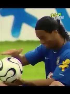 Ronaldinho Freestyle Skills #futebol #futbol⚽️ #soccerskills #ronaldinho #ronaldinhoskills #football #calcio 