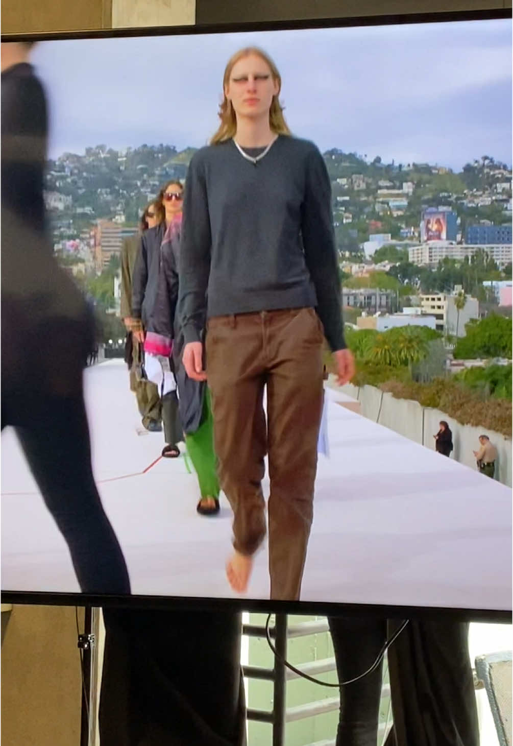 #versace rehearsals 🧷 nunca falta una nobis descalza🤍