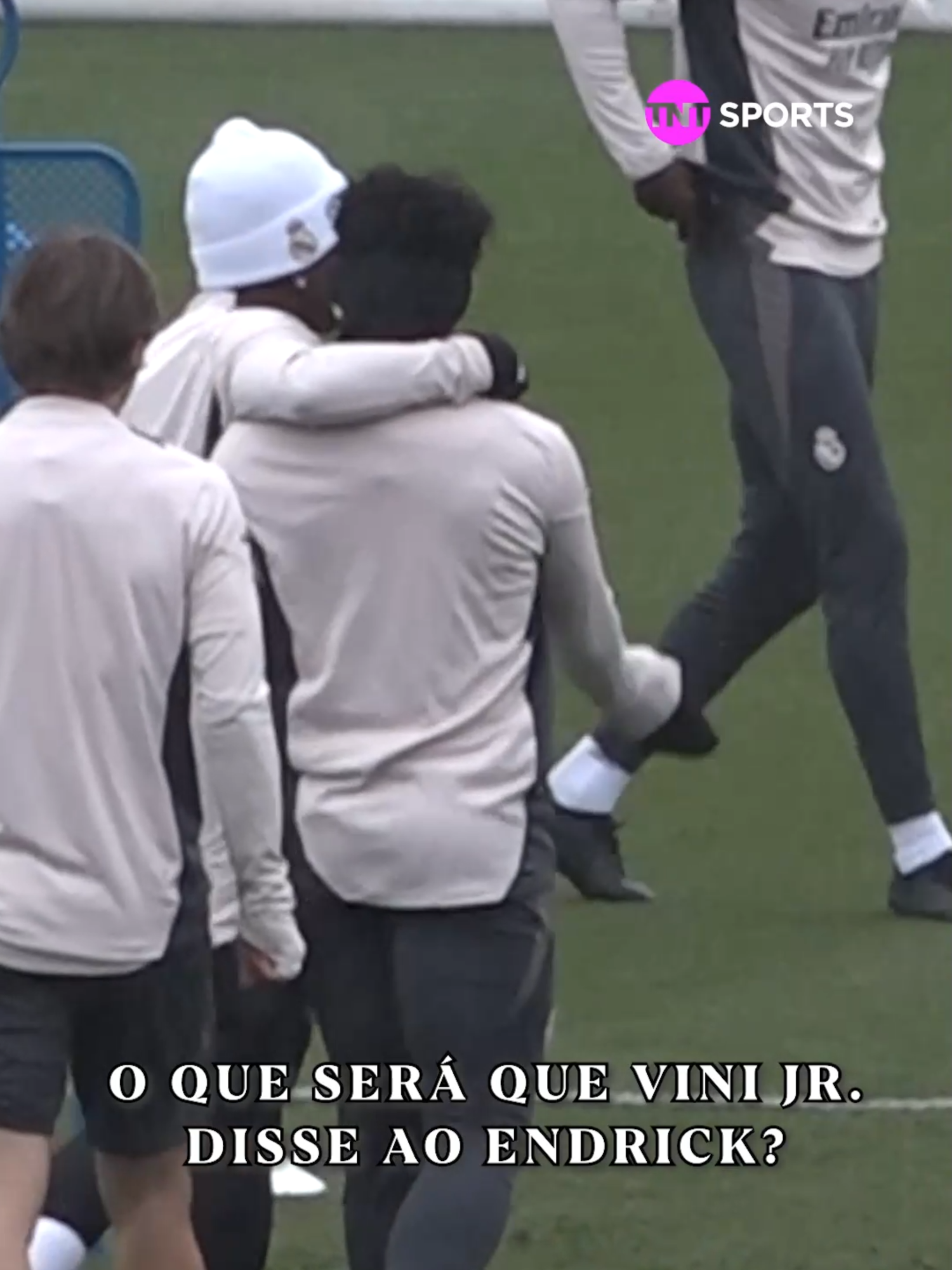 Conversa em português no treino do Real Madrid? 🇧🇷 Temos! 😎 O que será que Vini Jr. e Endrick conversaram no treino na véspera de Real Madrid x Salzburg?  #realmadrid #sportsnews #tiktokesportes #endrick #vinijr