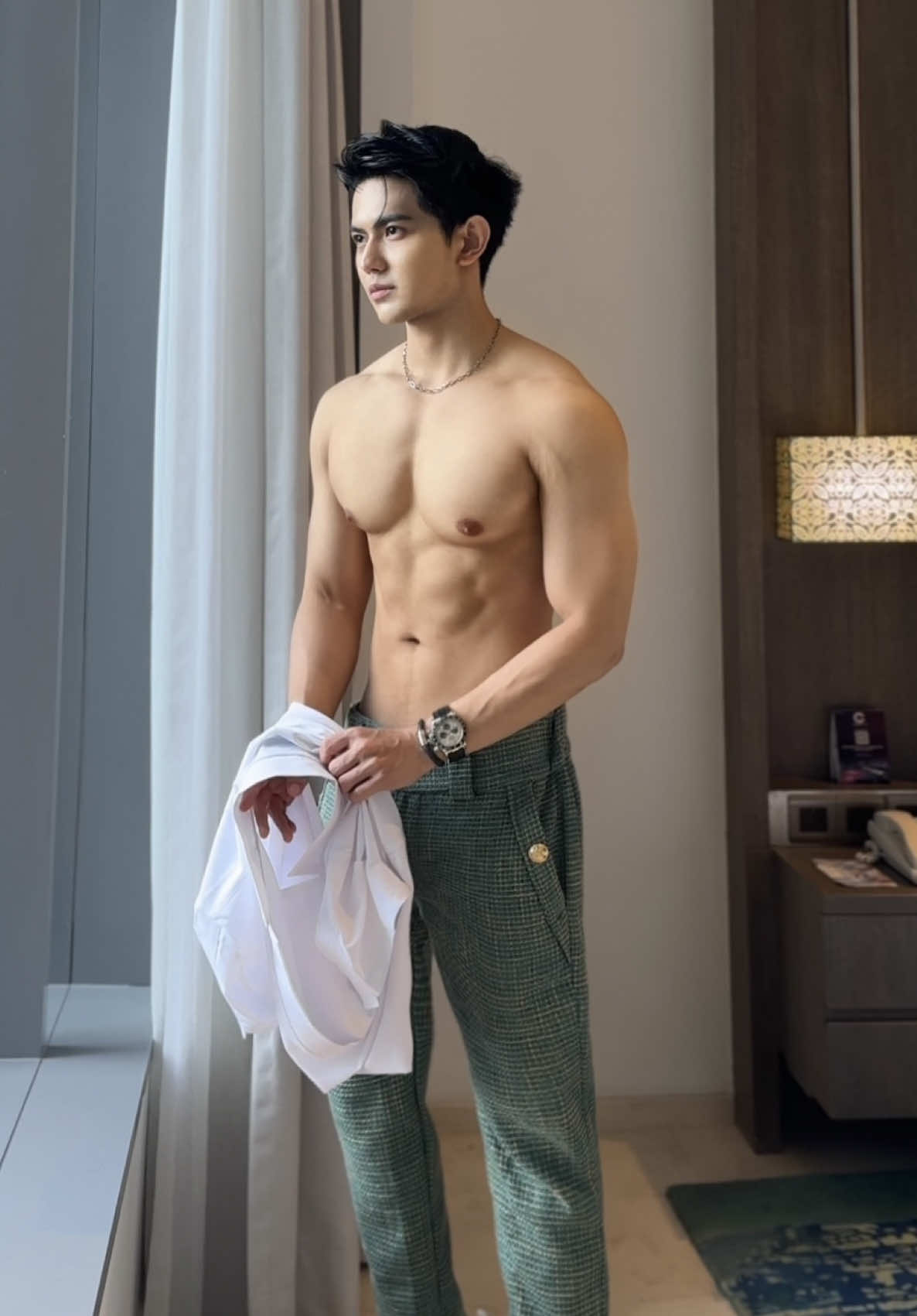 Pake setelan gini berasa CEO perusahaan seblak sukses #grwm #ryangoutama 