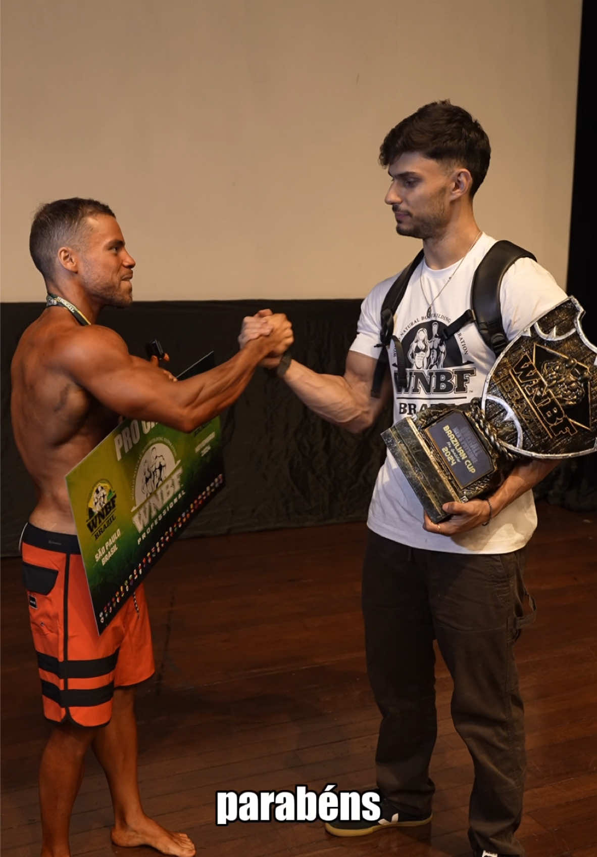 Video direto dos bastidores do evento da WNBF de 2024: momentos após eu ganhar, encontrei o Jayme (organizador do evento) e aproveitei pra pegar o feedback dele sobre minha performance nos palcos. Um dia que entrou para a história! 💪🏻🏆 #musculação #fisiculturismo #fisiculturismonatural #musculo #hipertrofia 